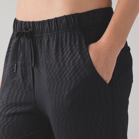 Lululemon Jet Crop Slim Luxtreme Shifted Horizon Embossed Black Jogger Pants - Picture 4 of 14